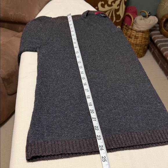 Guess Dark Gray & Brown V-Neck Wool Blend Medium Sweater, Made in Italy. - Picture 11 of 12